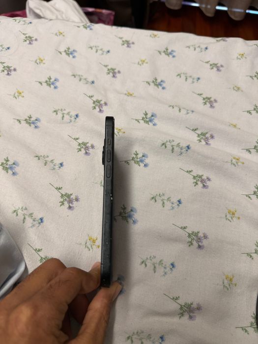 Um celular iphone 15
