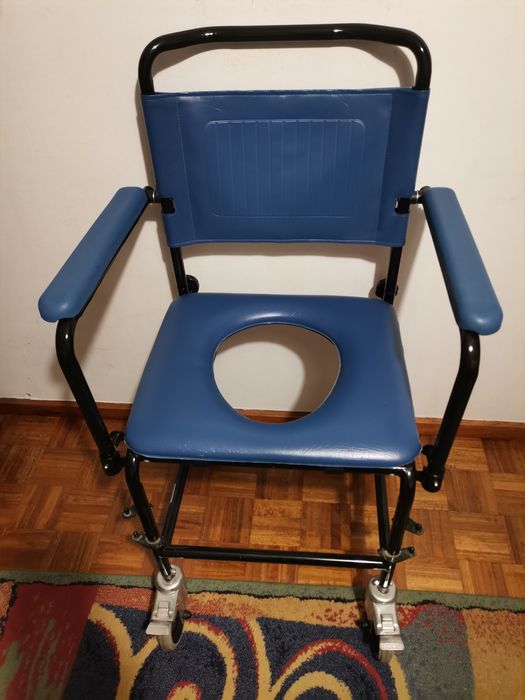 Cadeira de rodas e cadeira de duche.