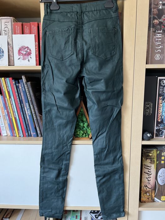 Spodnie Reserved woskowane, wyglądają na skórzane