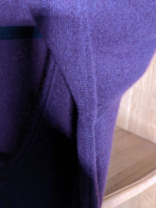 Светр з v-подібним вирізом allude, ідеальний стан.