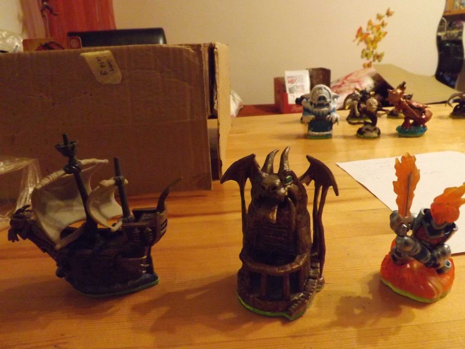 trzy figurki skylanders
