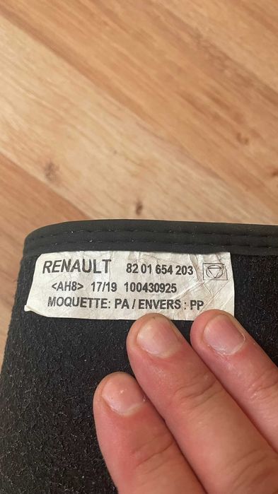 Dywaniki welurowe Megane IV Grandtour OE  - jeden defekt
