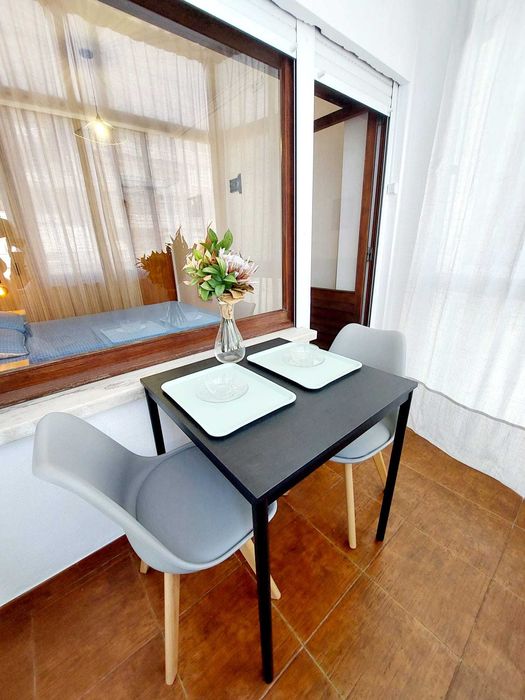 Quarto com Varanda e muita Luz, em Almada