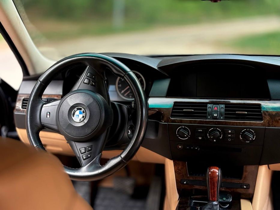 BMW E60 523I