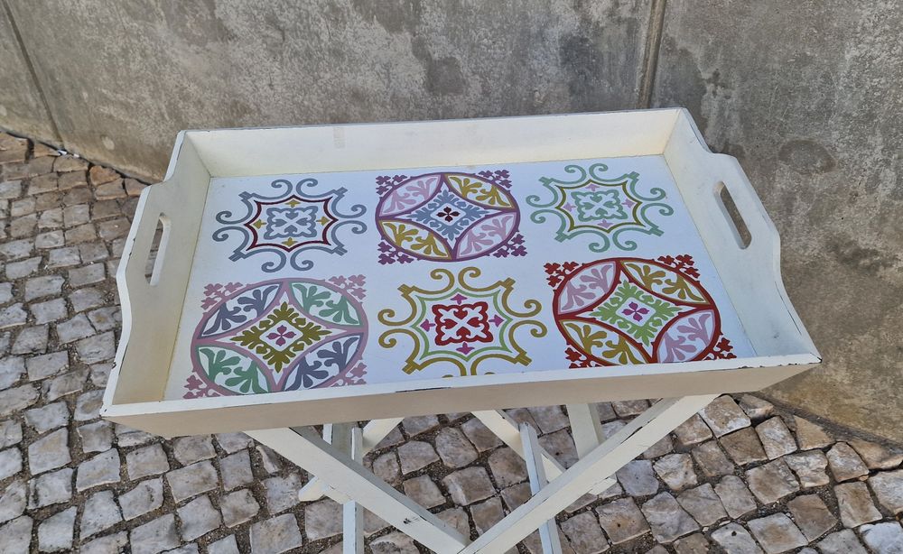 Mesa de apoio com tabuleiro