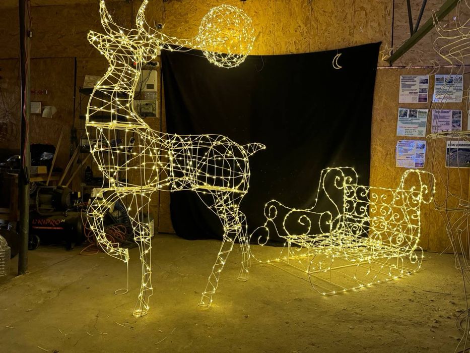 Кінь, фігура новорічна. Олень новорічний, сани, яскраві подарунки