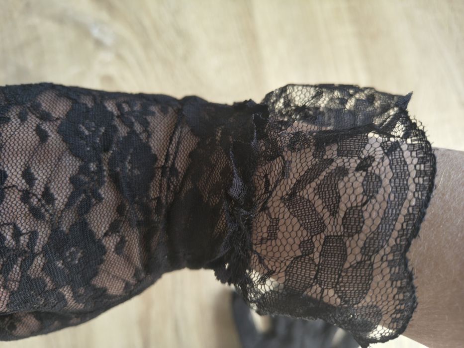 Koronkowe rękawiczki z falbanką