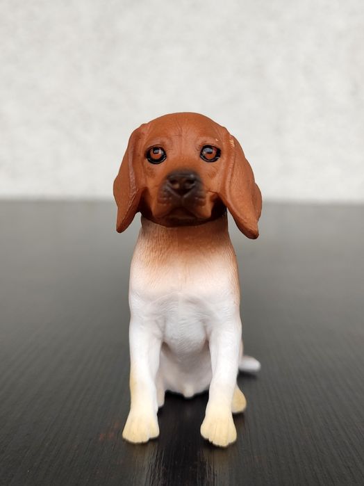 Figurka psa Beagle.