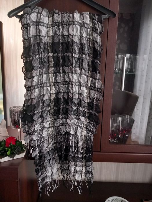 Szal damski szaro-czarny.