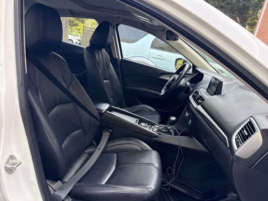 Mazda 3 Touring      2017