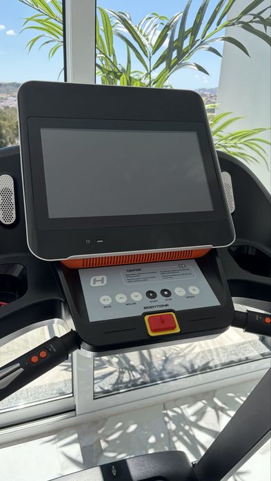 Passadeira de corrida Bodytone DT22WIFI — robusta e em excelente estado