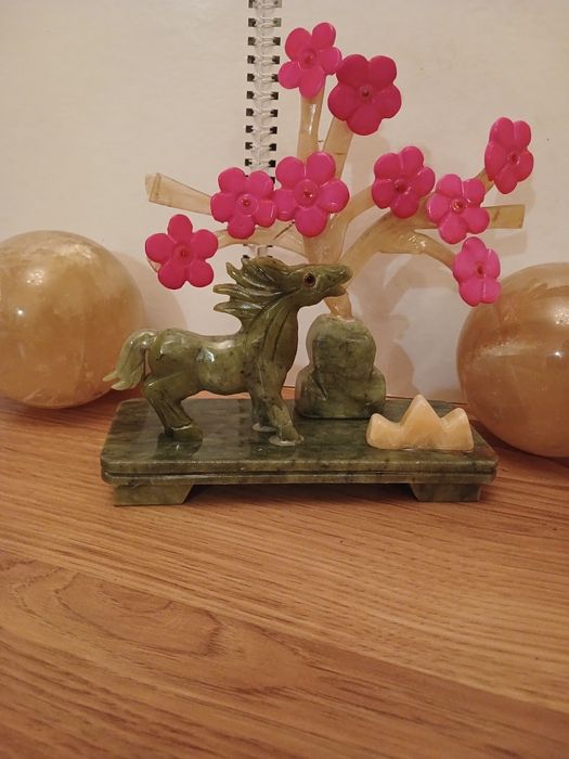 Подарок натуральный камень--лошадь из нефрита. Символ года.