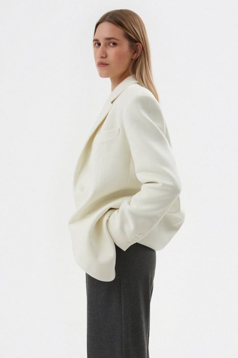 Жакет бренду Estro молочний