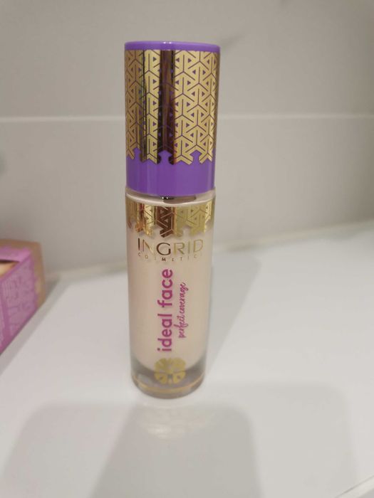 Fluid Ingrid ideal face Perfect coverage kwas hialuronowy jasny blada