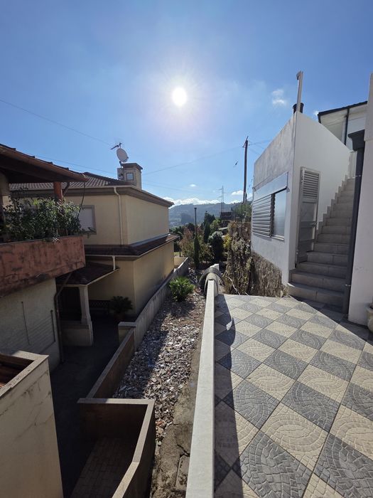Alugo  T2+1 com 300m2 de jardim