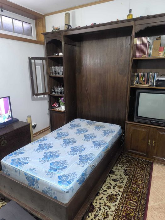 Móvel de sala com cama embutida em madeira maciça – para restauro
