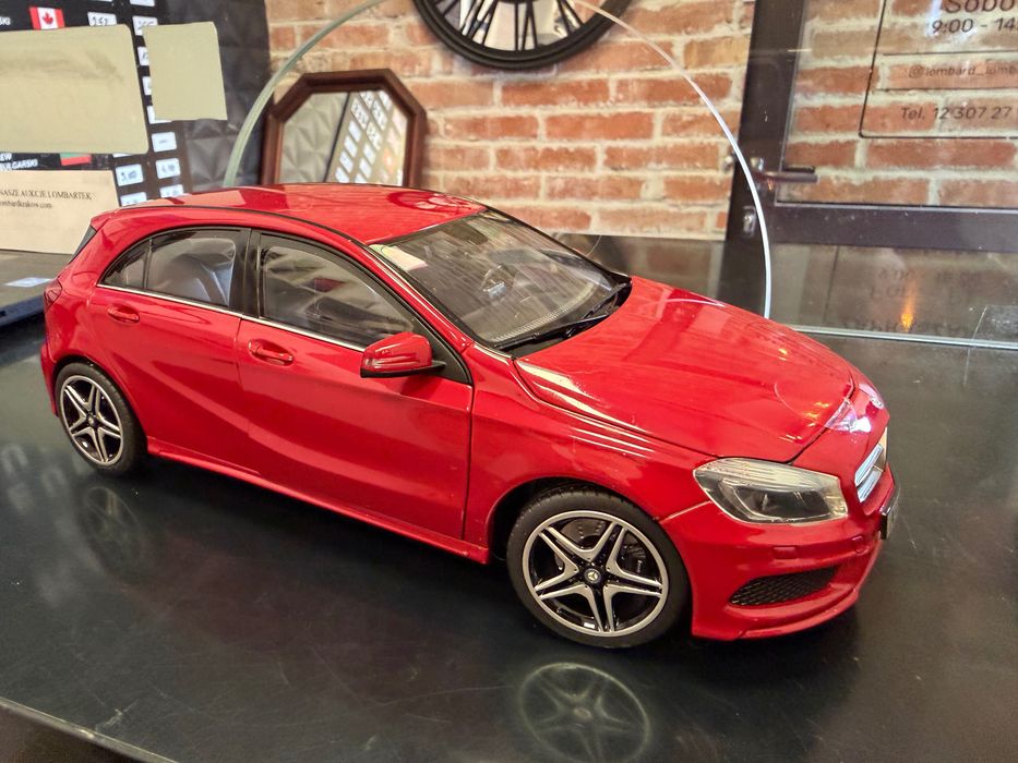 Mercedes -Benz A-klasa W176 full open Skala 1:18/ Czerwony Kraków Starowiślna