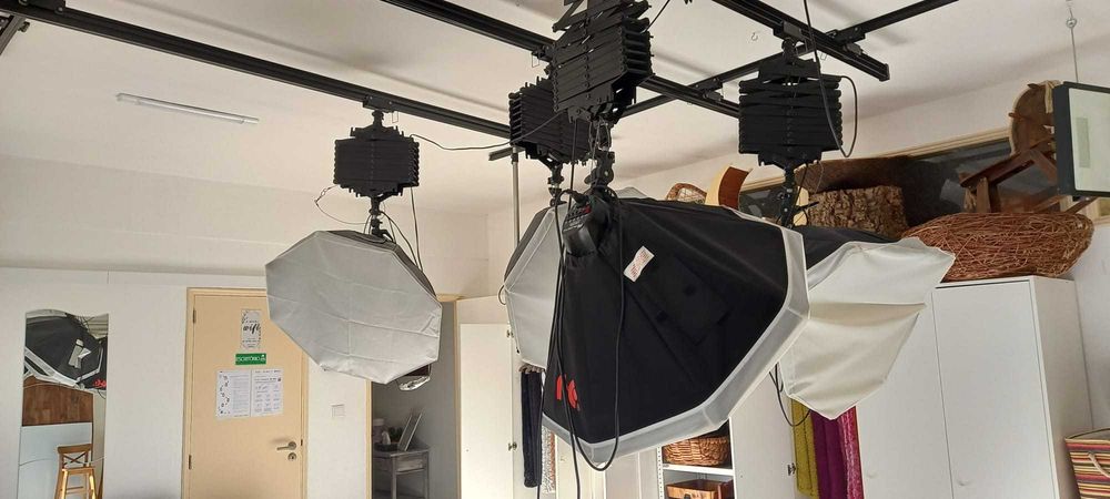 Sistema de Carris de Teto para Estúdio, 4 Pantógrafos + 4 Softboxes Octogonais