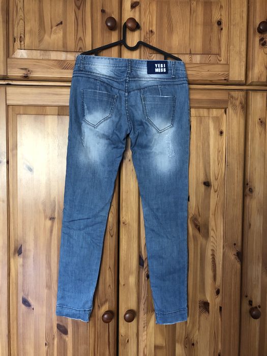 Jeansowe spodnie z dziurami