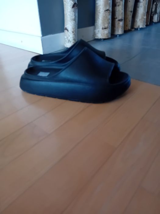 Czarne lekkie  klapki na grubej podeszwie 36