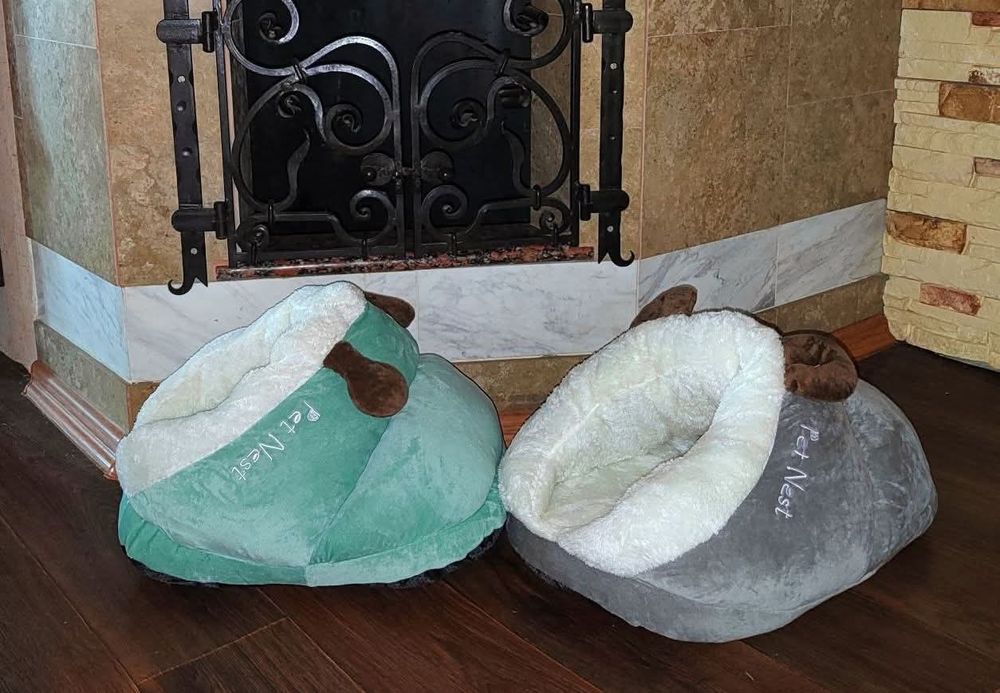 Плюшевая тёплая лежанка для собак и котов "Тапочек - норка"