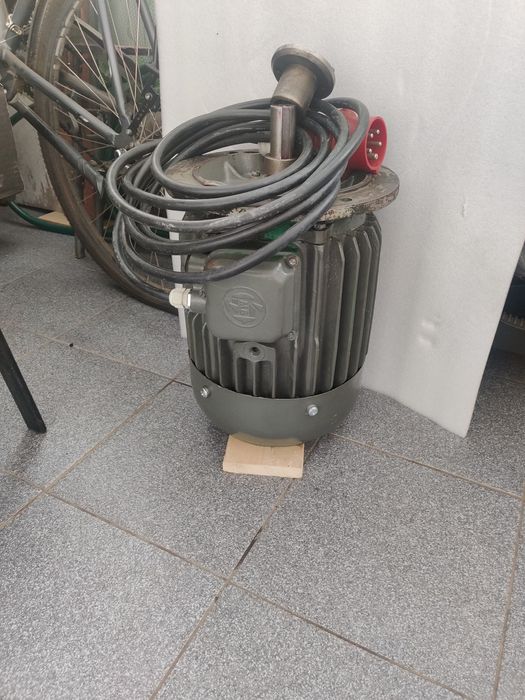 Silnik elektryczny-kolnierzowy