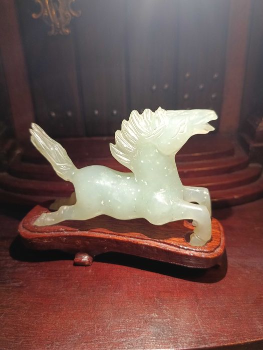 Escultura Cavalo Jade Celadon Base Madeira 8 cm