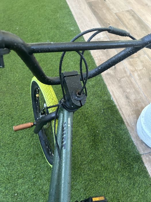 BMX cizenta com pneus verdes