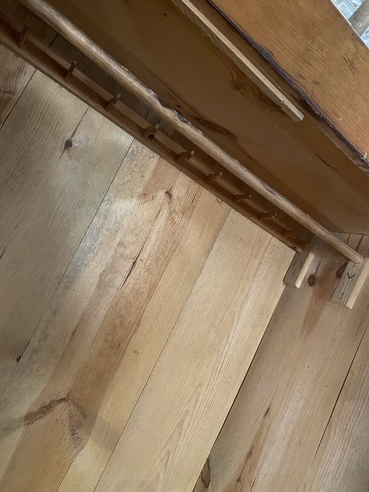 Stara duża szafa z litego drewna