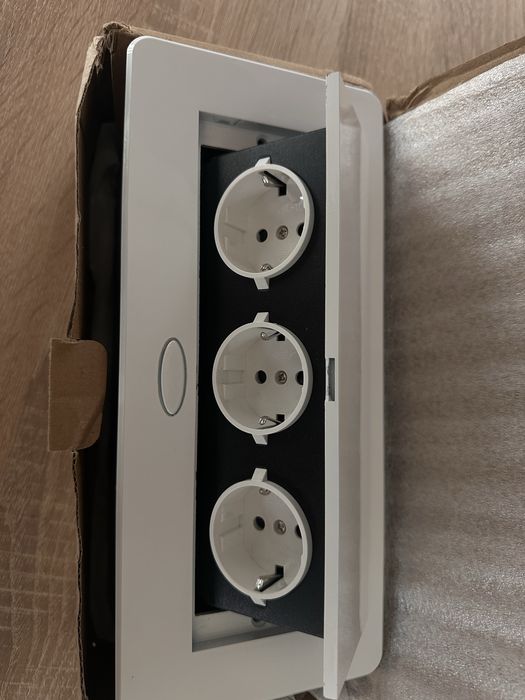 Gniazdo potrojne do montazu w szafce blat