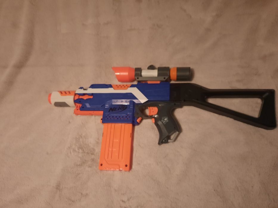 NERF Stryfe z dodatkami i bateriami w zestawie
