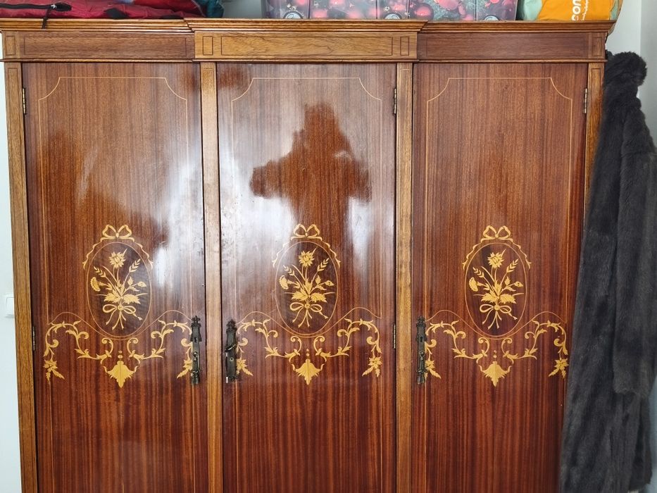 Guarda-Roupa 3 Portas — Mogno com Marchetaria