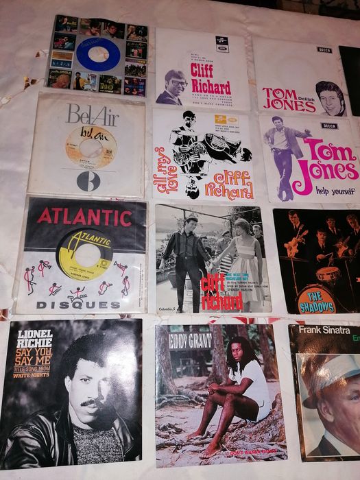 Discos vinil: singles e LP's antigos