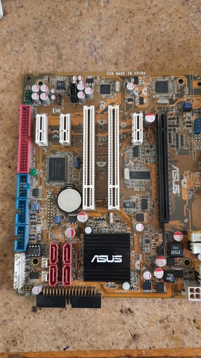 Матерінська плата комп'ютера.