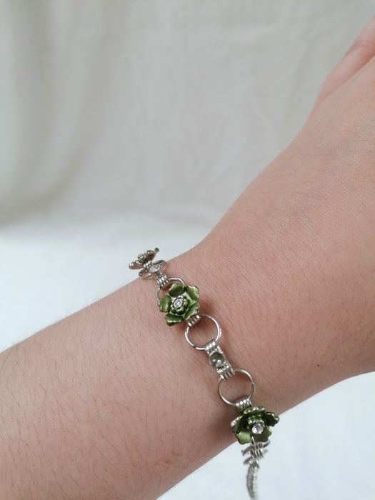 Pulseira Prateada com flores verdes