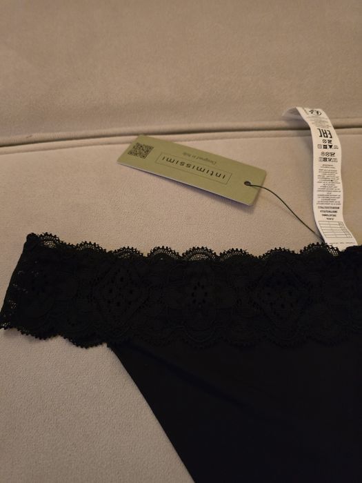 Wygodne czarne majtki Intimissimi S ozdobione koronką