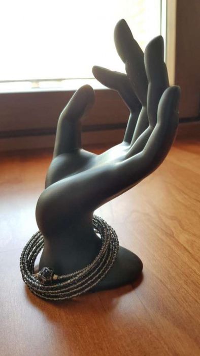 Pulseira cinzenta escura de missangas