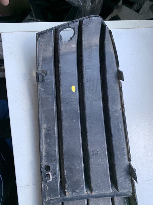 Grelha inferior farol nevoeiro Audi A4 2010