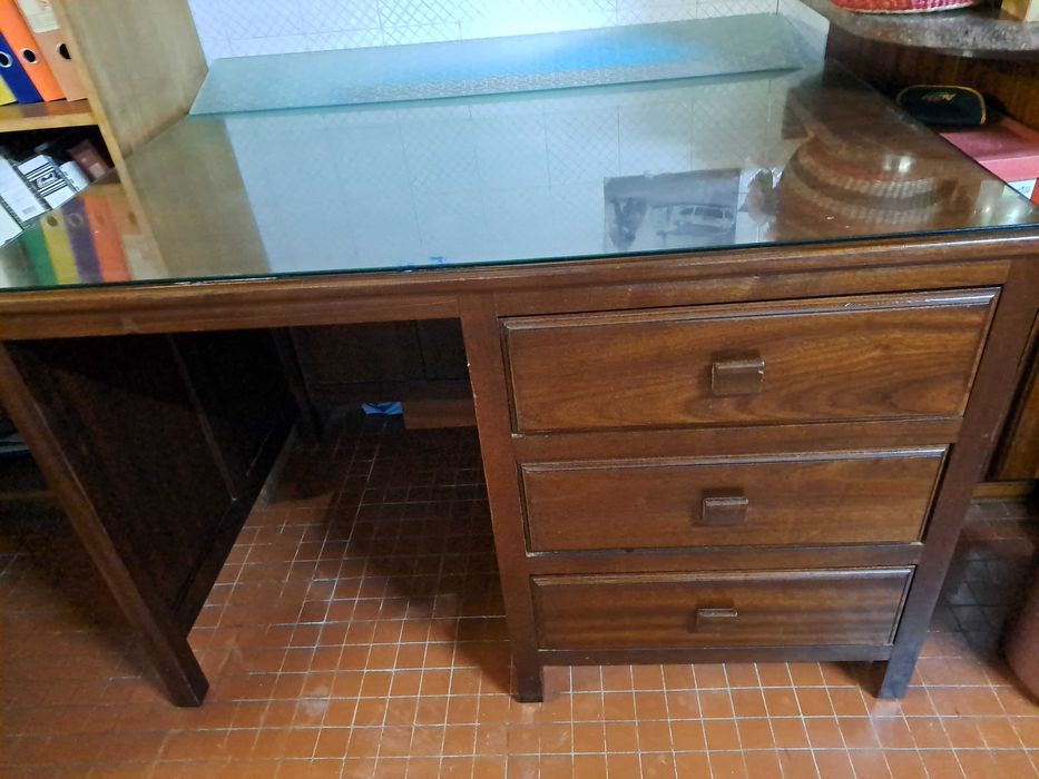 Secretária em mogno maciça, tampo protegido por vidro, oferta cadeira