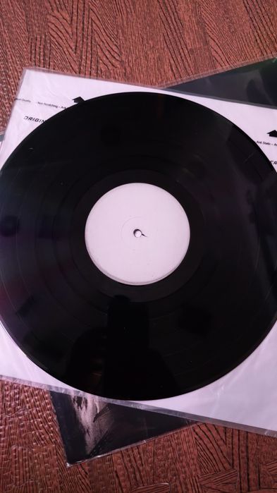 Gun Taking on the world 
Capa e disco muito bom estado 
30€
Led Zeppel