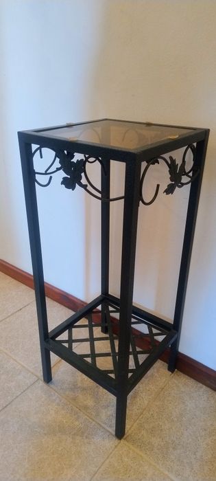 Mesa de apoio decorativa em metal com tampo de vidro