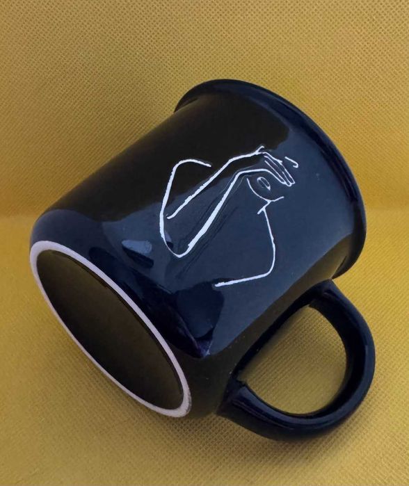 Стильна чашка Vittora Lady in black чорна, мінімалізм