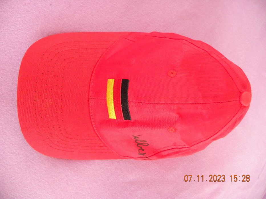 Czerwona czapka z daszkiem