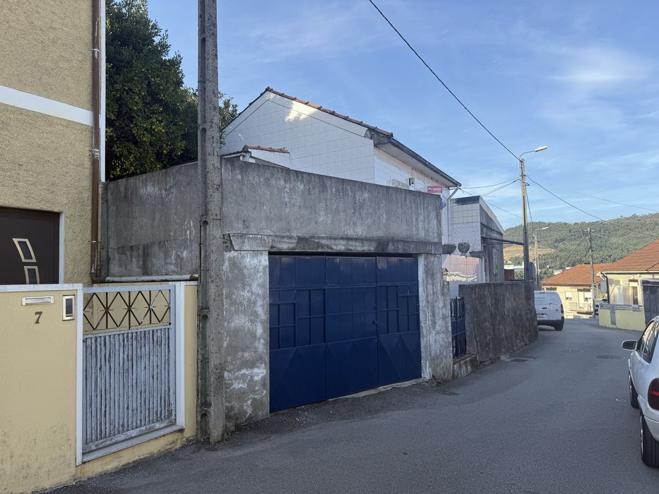 Moradia 4 Frentes à Estrada D. Miguel