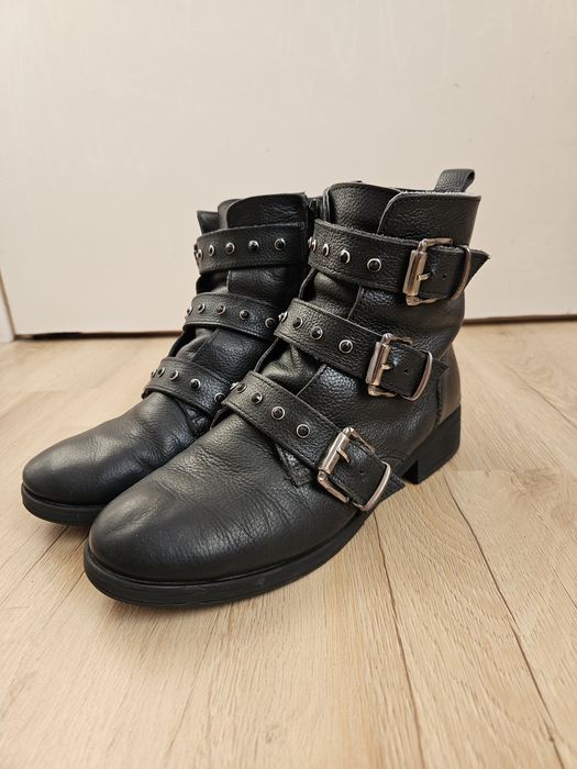 Czarne skórzane botki z klamrami