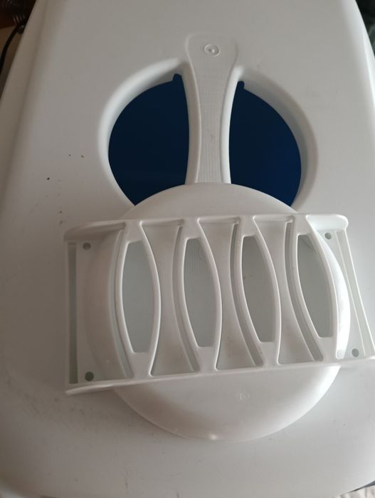 Caixa fechada de areia para gato grande