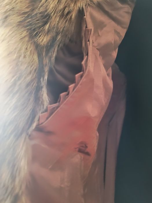 Długie futro z pomponami