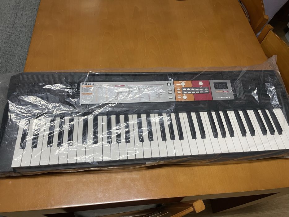 Teclado eletrónico muito bem estimado com suporte