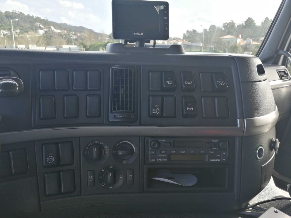 CAMIÃO VOLVO FM9 – 19T - 300cv – COM GRUA E BÁSCULA