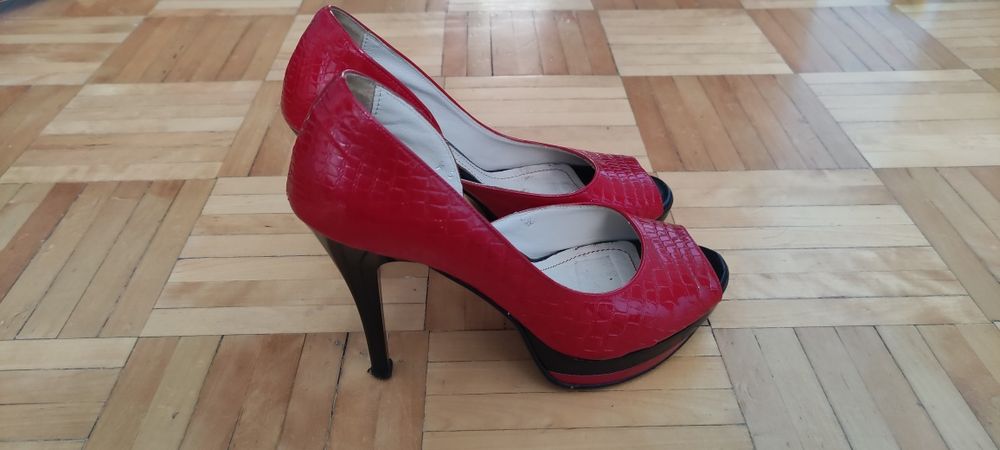 Buty z lakierowanej skóry